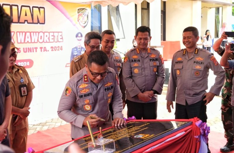 Irjen Pol Dwi Irianto, S.I.K., M.Si meresmikan rumah dinas Polri di Polsek Waworete, Kabupaten Konawe Kepulauan, Senin (05/08/2024).