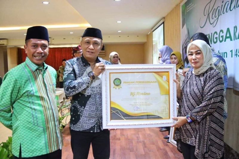 Karo Kesra Pemprov Sultra, Iwan Susanto menyerahkan Piagam penghargaan penyelengaraan ibadah haji berlangsung di Hotel Plaza Kubha Kendari. Senin, (05/08/2024).