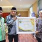Karo Kesra Pemprov Sultra, Iwan Susanto menyerahkan Piagam penghargaan penyelengaraan ibadah haji berlangsung di Hotel Plaza Kubha Kendari. Senin, (05/08/2024).