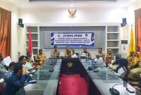Dr. H. Muh Rasman Manafi, SP., M.Si, menggelar diskusi bersama para insan pers, bertajuk jumpa pers di ruang rapat lantai dua kantor Wali Kota Baubau. Senin, (05/08/2024).