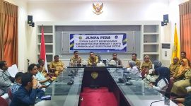Dr. H. Muh Rasman Manafi, SP., M.Si, menggelar diskusi bersama para insan pers, bertajuk jumpa pers di ruang rapat lantai dua kantor Wali Kota Baubau. Senin, (05/08/2024).