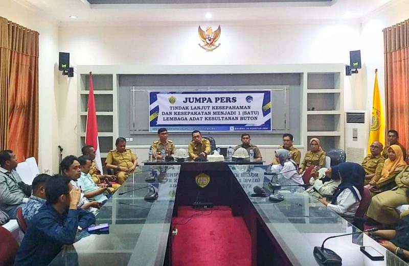 Dr. H. Muh Rasman Manafi, SP., M.Si, menggelar diskusi bersama para insan pers, bertajuk jumpa pers di ruang rapat lantai dua kantor Wali Kota Baubau. Senin, (05/08/2024).