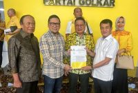 Ahmad Doli Kurnia Tandjung, didampingi Ketua DPD I Partai Golkar Sultra, Hery Asiku menyerah rekomendasi B1-KWK ke H. Abuhaera, di Kantor DPP Partai Golkar, Jl. Anggrek Neli Murni, Kemanggisan Palmerah Jakarta Barat. Selasa, (06/08/2024).