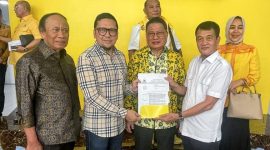Ahmad Doli Kurnia Tandjung, didampingi Ketua DPD I Partai Golkar Sultra, Hery Asiku menyerah rekomendasi B1-KWK ke H. Abuhaera, di Kantor DPP Partai Golkar, Jl. Anggrek Neli Murni, Kemanggisan Palmerah Jakarta Barat. Selasa, (06/08/2024).