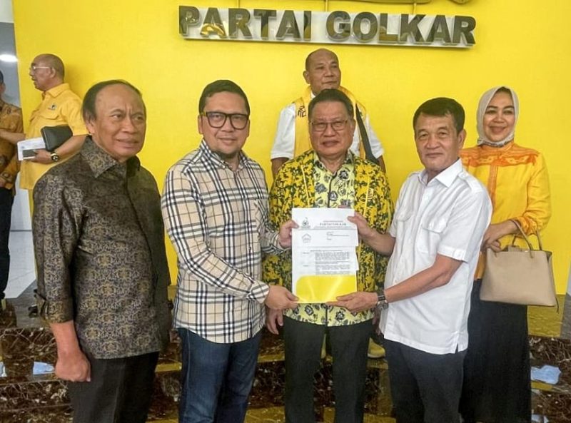Ahmad Doli Kurnia Tandjung, didampingi Ketua DPD I Partai Golkar Sultra, Hery Asiku menyerah rekomendasi B1-KWK ke H. Abuhaera, di Kantor DPP Partai Golkar, Jl. Anggrek Neli Murni, Kemanggisan Palmerah Jakarta Barat. Selasa, (06/08/2024).