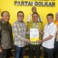 Ahmad Doli Kurnia Tandjung, didampingi Ketua DPD I Partai Golkar Sultra, Hery Asiku menyerah rekomendasi B1-KWK ke H. Abuhaera, di Kantor DPP Partai Golkar, Jl. Anggrek Neli Murni, Kemanggisan Palmerah Jakarta Barat. Selasa, (06/08/2024).