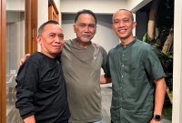 Ketua DPD II Partai Golkar Konawe Utara, It. Safrin (Kaos Hitam) bersama Calon Bupati Konawe Utara, Ikbar, SH., MH, (Kemeja Hijau) (*Foto Ist)