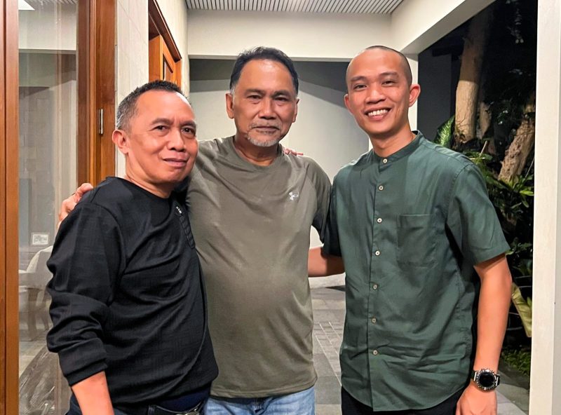 Ketua DPD II Partai Golkar Konawe Utara, It. Safrin (Kaos Hitam) bersama Calon Bupati Konawe Utara, Ikbar, SH., MH, (Kemeja Hijau) (*Foto Ist)