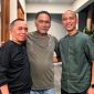 Ketua DPD II Partai Golkar Konawe Utara, It. Safrin (Kaos Hitam) bersama Calon Bupati Konawe Utara, Ikbar, SH., MH, (Kemeja Hijau) (*Foto Ist)