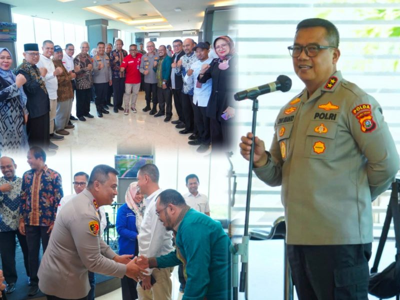 Kapolda Sulawesi Tenggara, Irjen Pol Dwi Irianto memberikan sambutannya pada acara silaturahmi Forum Rektor se-Sulawesi Tenggara di Sky Lounge Claro Hotel Kendari. Kamis, (08/08/2024).
