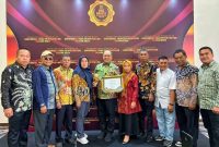 Didampingi Jajaran OPD, Bupati Konawe Utara, Dr. Ir. H. Ruksamin, ST.,M.Si.,IPU.,Asean Eng, kembali menerima Penghargaan bergengsi Universal Health Coverage cakupan kesehatan semesta tahun 2024 dengan kategori Utama. Kamis, (08/08/2024). 