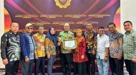 Didampingi Jajaran OPD, Bupati Konawe Utara, Dr. Ir. H. Ruksamin, ST.,M.Si.,IPU.,Asean Eng, kembali menerima Penghargaan bergengsi Universal Health Coverage cakupan kesehatan semesta tahun 2024 dengan kategori Utama. Kamis, (08/08/2024). 