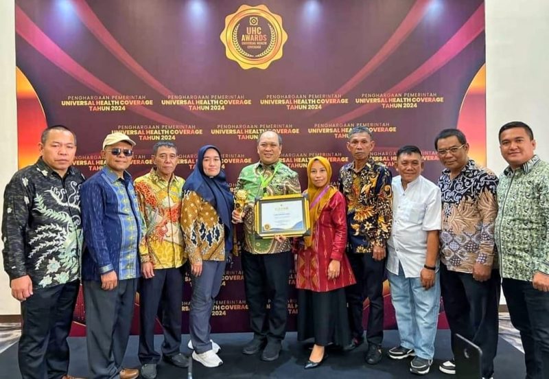 Didampingi Jajaran OPD, Bupati Konawe Utara, Dr. Ir. H. Ruksamin, ST.,M.Si.,IPU.,Asean Eng, kembali menerima Penghargaan bergengsi Universal Health Coverage cakupan kesehatan semesta tahun 2024 dengan kategori Utama. Kamis, (08/08/2024). 
