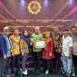 Didampingi Jajaran OPD, Bupati Konawe Utara, Dr. Ir. H. Ruksamin, ST.,M.Si.,IPU.,Asean Eng, kembali menerima Penghargaan bergengsi Universal Health Coverage cakupan kesehatan semesta tahun 2024 dengan kategori Utama. Kamis, (08/08/2024). 