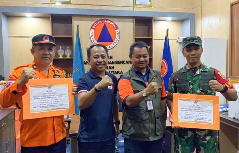 (Dari kiri ke kanan) Ns Muh. Aidin, S.Kep., M.M, Fendrik, S.Kom, Komara Nugraha, S.Sos., M.Ap, dan Letkol Arh Pramono, S.Sos., M.Han saat penyerahan bantuan BNPB secara simbolis 1 Paket Polyethylene ke Kodim 1430/Konut. Kamis, (08/08/2024). 