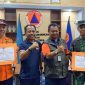 (Dari kiri ke kanan) Ns Muh. Aidin, S.Kep., M.M, Fendrik, S.Kom, Komara Nugraha, S.Sos., M.Ap, dan Letkol Arh Pramono, S.Sos., M.Han saat penyerahan bantuan BNPB secara simbolis 1 Paket Polyethylene ke Kodim 1430/Konut. Kamis, (08/08/2024). 