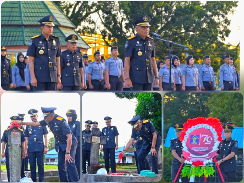 Kanwil Kemenkumham Sultra, Silvester Sili Laba, memimpin Upacara Tabur Bunga di Taman Makam Pahlawan Watubangga Kota Kendari. Jum'at, (09/8/2024).