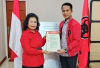 DPP PDIP, Dr. (H.C) Dra. Hj. SB Wiryanti Sukamdani,CHA Menyerahkan secara langsung B1-KWK kepada Calon Bupati Konut, H. Ikbar, SH., MH, di Kantor DPP PDIP. Senin, (12/08/2024).