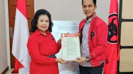 DPP PDIP, Dr. (H.C) Dra. Hj. SB Wiryanti Sukamdani,CHA Menyerahkan secara langsung B1-KWK kepada Calon Bupati Konut, H. Ikbar, SH., MH, di Kantor DPP PDIP. Senin, (12/08/2024).