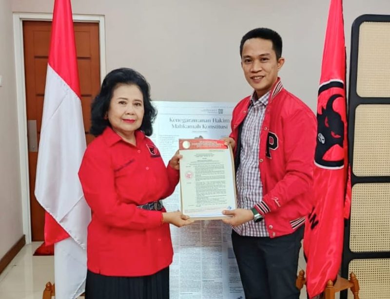 DPP PDIP, Dr. (H.C) Dra. Hj. SB Wiryanti Sukamdani,CHA Menyerahkan secara langsung B1-KWK kepada Calon Bupati Konut, H. Ikbar, SH., MH, di Kantor DPP PDIP. Senin, (12/08/2024).