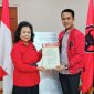 DPP PDIP, Dr. (H.C) Dra. Hj. SB Wiryanti Sukamdani,CHA Menyerahkan secara langsung B1-KWK kepada Calon Bupati Konut, H. Ikbar, SH., MH, di Kantor DPP PDIP. Senin, (12/08/2024).