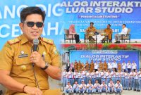 Dr. M. Ridwan Badallah, S.Pd., MM, menyampaikan Pemanfaatan Ruang Digital untuk Edukasi dan Sosialisasi Pencegahan Stunting masa kini di Radio Republik Indonesia (RRI) Kendari di halaman SMA Negeri 1 Kendari. Senin, (12/08/2024).