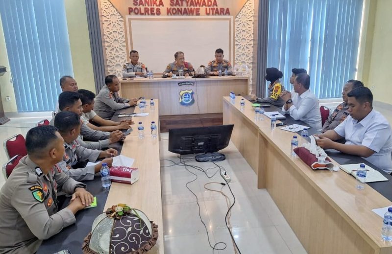AKBP Priyo Utomo Pimpinan Rapat bersama PJU Polres Konawe Utara persiapan HUT Kemerdekaan RI dan Pilkada Serentak. Senin, (12/08/2024).