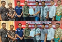 Ketua DPC Partai Bulan Bintang (PBB) Konawe Utara, Herman Sewani, SH, bersama Kader PBB Konut, Abdul Halim Alkaf menyerahkan berkas pengunduran diri H. Ikbar ke KPU Konut. Jum'at, (16/08/2024).