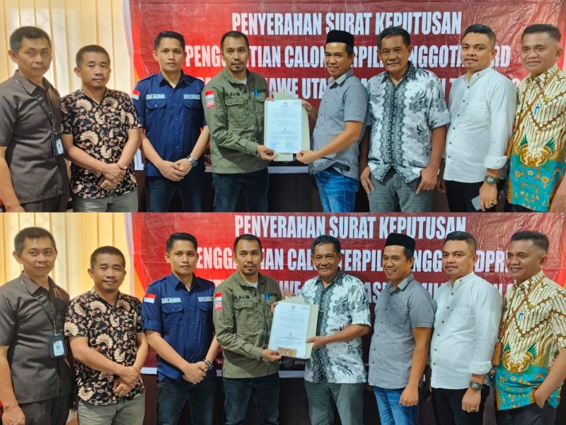 Ketua DPC Partai Bulan Bintang (PBB) Konawe Utara, Herman Sewani, SH, bersama Kader PBB Konut, Abdul Halim Alkaf menyerahkan berkas pengunduran diri H. Ikbar ke KPU Konut. Jum'at, (16/08/2024).
