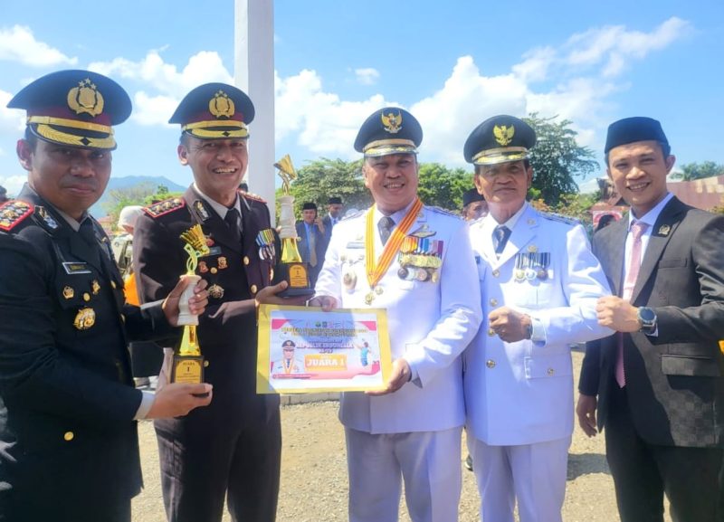 Pasangan Kapolres Dan Wakapolres Konut saat menerima hadiah juara 1 dari Bupati Konut di HUT Kemerdekaan RI ke 79 tahun 2024. Sabtu, (17/08/2024).