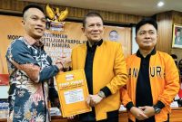 TPPP DPP Partai Hanura, Irjenpol (Purn) Syafrizal Ahiar, menyerahkan B1-KWK kepada H. Ikbar, didampingi Ketua DPC Partai Hanura Konut, Samir di Jakarta, Kamis (22/08/2024).