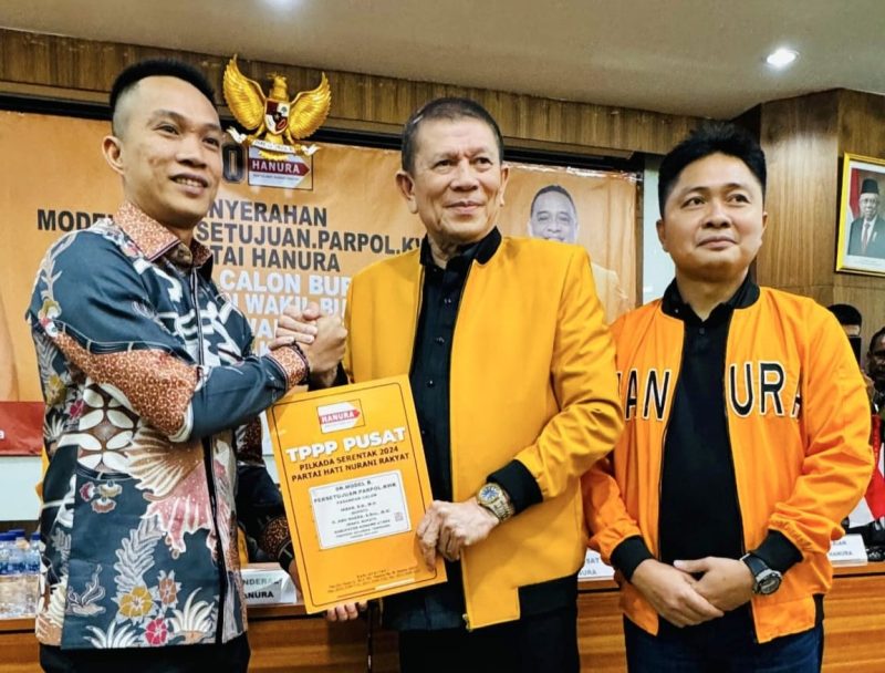TPPP DPP Partai Hanura, Irjenpol (Purn) Syafrizal Ahiar, menyerahkan B1-KWK kepada H. Ikbar, didampingi Ketua DPC Partai Hanura Konut, Samir di Jakarta, Kamis (22/08/2024).