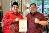 Bakal Calon Wali Kota Kendari, Yudhianto Mahardika bersama Ayahanda, Anton Timbang, memegang Rekomendasi B1-KWK DPP PDIP maju di Pilwali Kendari. Kamis, (22/08/2024). 