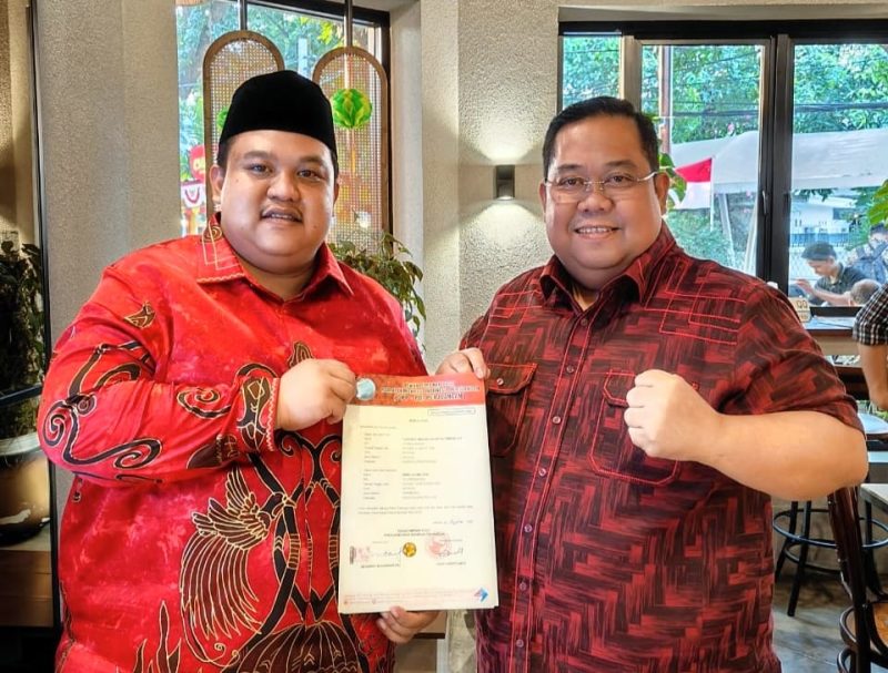 Bakal Calon Wali Kota Kendari, Yudhianto Mahardika bersama Ayahanda, Anton Timbang, memegang Rekomendasi B1-KWK DPP PDIP maju di Pilwali Kendari. Kamis, (22/08/2024). 