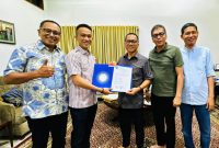 Wakil Ketua Dewan Pimpinan Pusat (DPP) PAN, Yandri Susanto menyerahkan Langsung B1-KWK PAN kepada Pasangan Calon Bupati dan Wakil Bupati Konawe Utara, Ikbar-Abuhaera di jakarta, Kamis (22/08/2024).