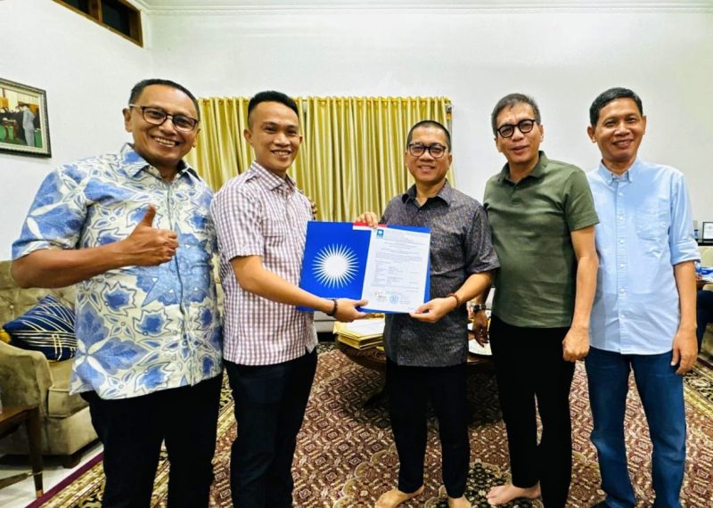 Wakil Ketua Dewan Pimpinan Pusat (DPP) PAN, Yandri Susanto menyerahkan Langsung B1-KWK PAN kepada Pasangan Calon Bupati dan Wakil Bupati Konawe Utara, Ikbar-Abuhaera di jakarta, Kamis (22/08/2024).