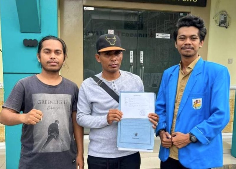 Forum Masyarakat Lingkar Tambang Kabupaten Muna usai melaporkan Oknum kepala desa dan PT AAN di Kejati Sultra. Kamis (22/08/2024). 