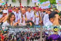 Belasan ribu masyarakat iringi Pasangan Calon Gubernur Sulawesi Tenggara, Dr. Ir. H. Ruksamin, ST., M.Si, IPU., ASEAN.Eng dan Calon Wakil Gubernur Sultra, H. LM Sjafei Kahar mendaftar di Komisi Pemilihan Umum, Sultra, Kamis (29/08/2024).