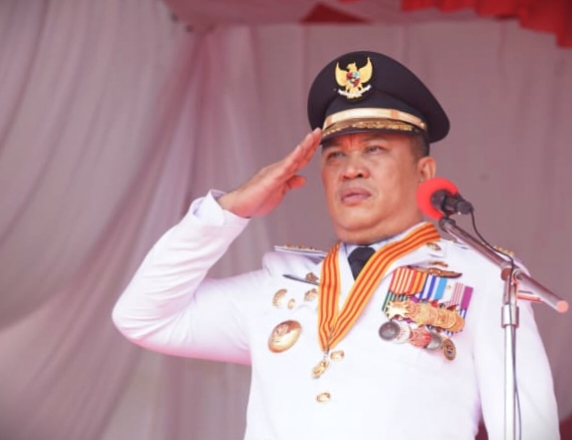 Bupati Konut, Dr. Ir. H. Ruksamin, ST., M.Si., IPU., ASEAN Eng bertindak sebagai inspektur upacara HUT Ke-79 Republik Indonesia di pelataran Kantor Bupati Konut. Sabtu, (17/08/2024).