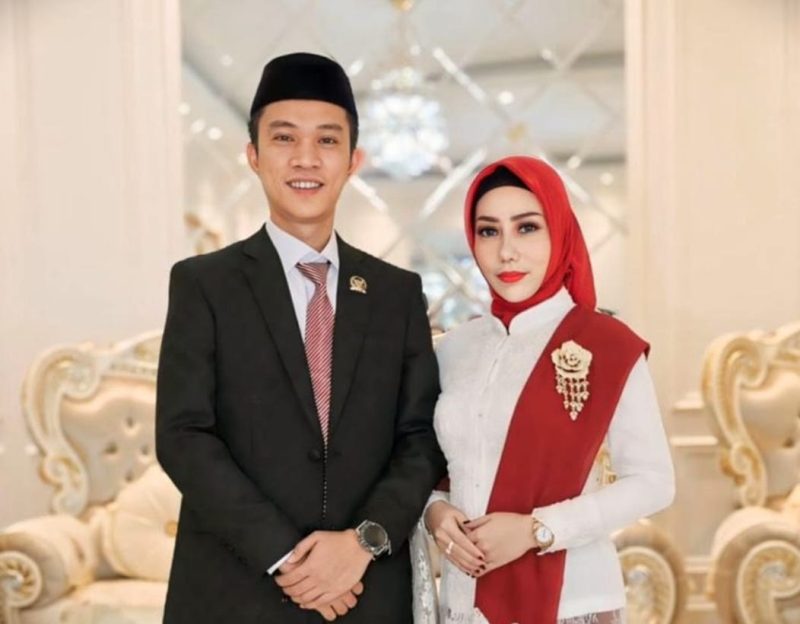 Eks Ketua DPRD Konut, H. Ikbar, SH., MH, bersama Istri. 