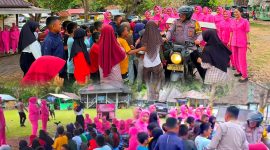 Ketua Bhayangkari cabang Konawe Utara, Ny. Rosana Priyo Utomo, menggelar kegiatan sosial budaya berupa taman baca keliling bhayangkari peduli pendidikan di Kecamatan Lembo. Selasa, (03/09/2024).