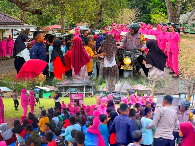 Ketua Bhayangkari cabang Konawe Utara, Ny. Rosana Priyo Utomo, menggelar kegiatan sosial budaya berupa taman baca keliling bhayangkari peduli pendidikan di Kecamatan Lembo. Selasa, (03/09/2024).