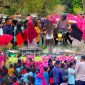 Ketua Bhayangkari cabang Konawe Utara, Ny. Rosana Priyo Utomo, menggelar kegiatan sosial budaya berupa taman baca keliling bhayangkari peduli pendidikan di Kecamatan Lembo. Selasa, (03/09/2024).