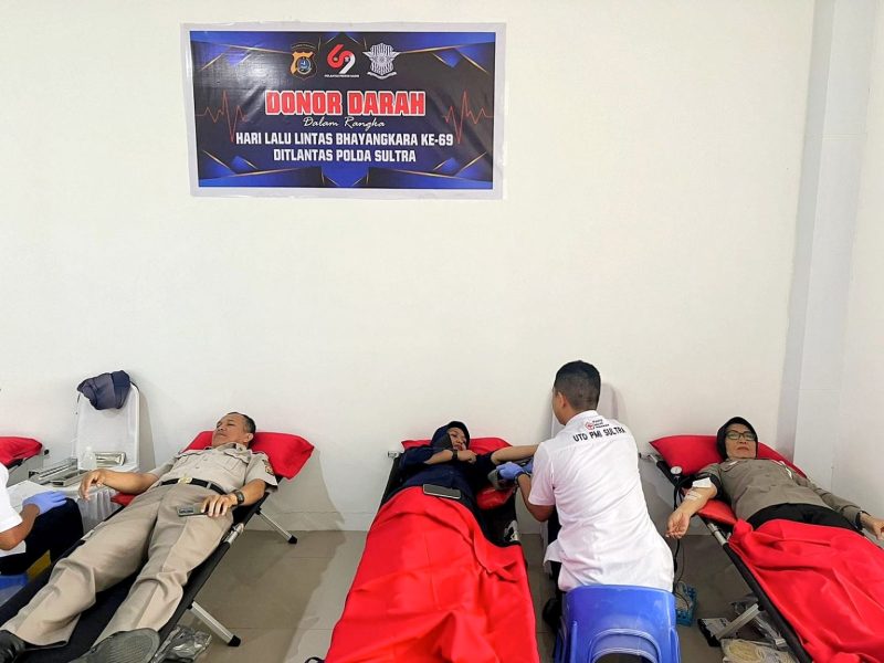 Ditlantas Polda Sultra bersama tenaga medis dari Bid Dokkes Polda Sultra serta Rumah Sakit PMI Kendari gelar donor darah di Gedung RTMC Ditlantas Polda Sultra, Rabu 11 September 2024.