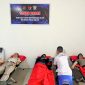 Ditlantas Polda Sultra bersama tenaga medis dari Bid Dokkes Polda Sultra serta Rumah Sakit PMI Kendari gelar donor darah di Gedung RTMC Ditlantas Polda Sultra, Rabu 11 September 2024.