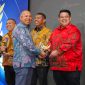 Yudhianto Mahardika Anton Timbang menerima penghargaan Pemuda Inspiratif dalam Ajang Sultra Award 2024 Rabu malam, (11/09/2024).