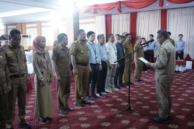 Drs. La Ode Saifuddin, M.Si, secara resmi mengukuhkan Tim Percepatan Akses Keuangan Daerah (TPKAD) Kabupaten Konawe Utara pada Senin, 21 Oktober 2024.