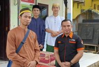 Ketua F-PRB Konut 
Jefri Ibnu menyerahkan bantuan sosial di Pesantren Hidayatullah di Kecamatan Andowia, Jumat, 11 Oktober 2024