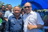 Calon Gubernur Sultra, H. Ruksamin Berpose Bersama Warga Poasia pada Kampanye Dialogis tatap muka di Poasia, Minggu (13/10/2024).