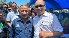 Calon Gubernur Sultra, H. Ruksamin Berpose Bersama Warga Poasia pada Kampanye Dialogis tatap muka di Poasia, Minggu (13/10/2024).
